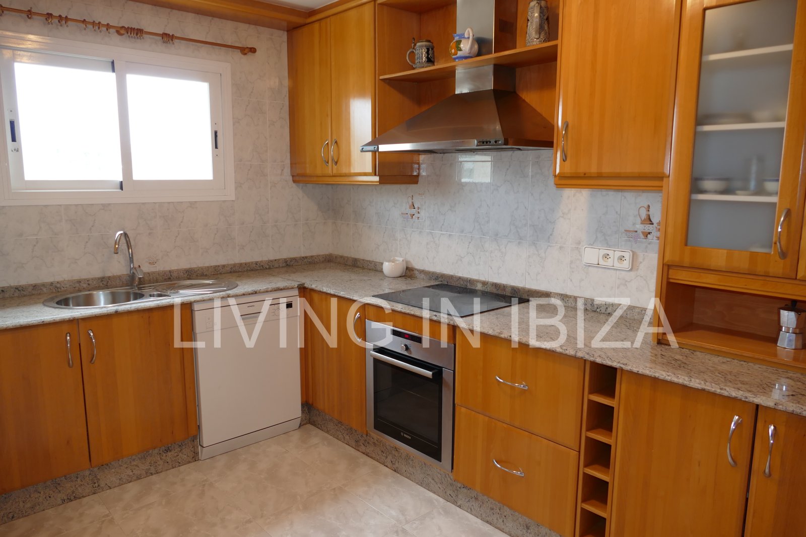 Se vende: Ático luminoso con dos terrazas y vistas de 360 grados en el centro de Santa Eulalia del Río, en Ibiza. Opcional: 1/2 plazas de aparcamiento