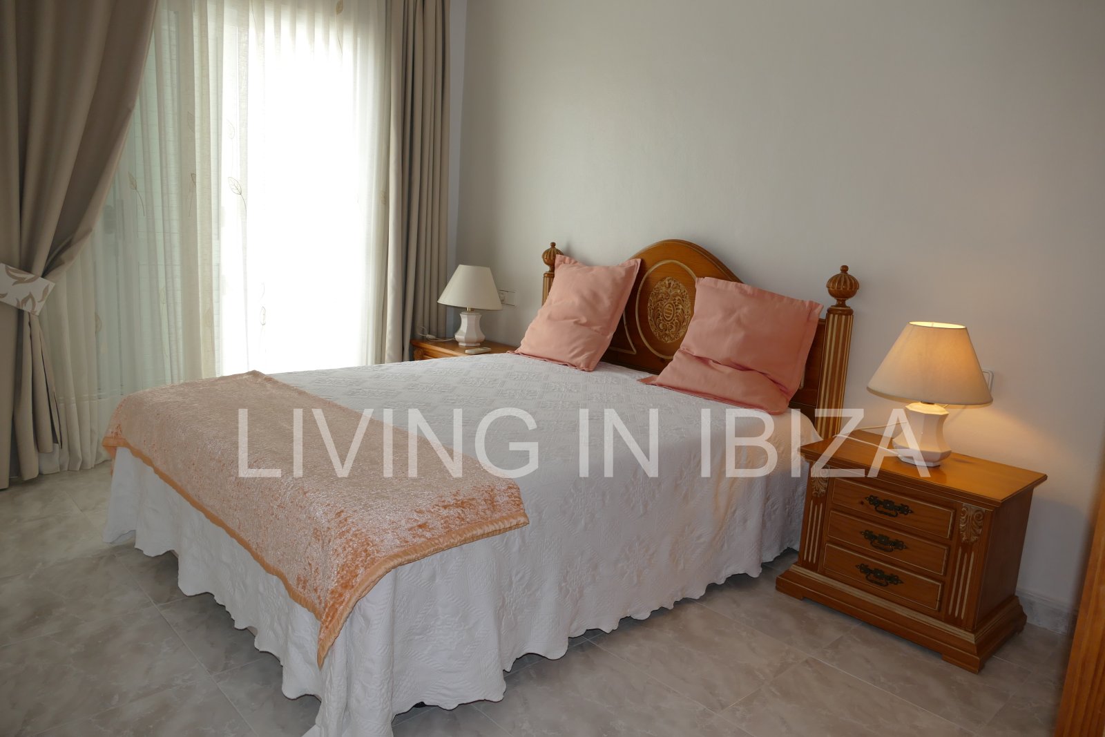 Se vende: Ático luminoso con dos terrazas y vistas de 360 grados en el centro de Santa Eulalia del Río, en Ibiza. Opcional: 1/2 plazas de aparcamiento