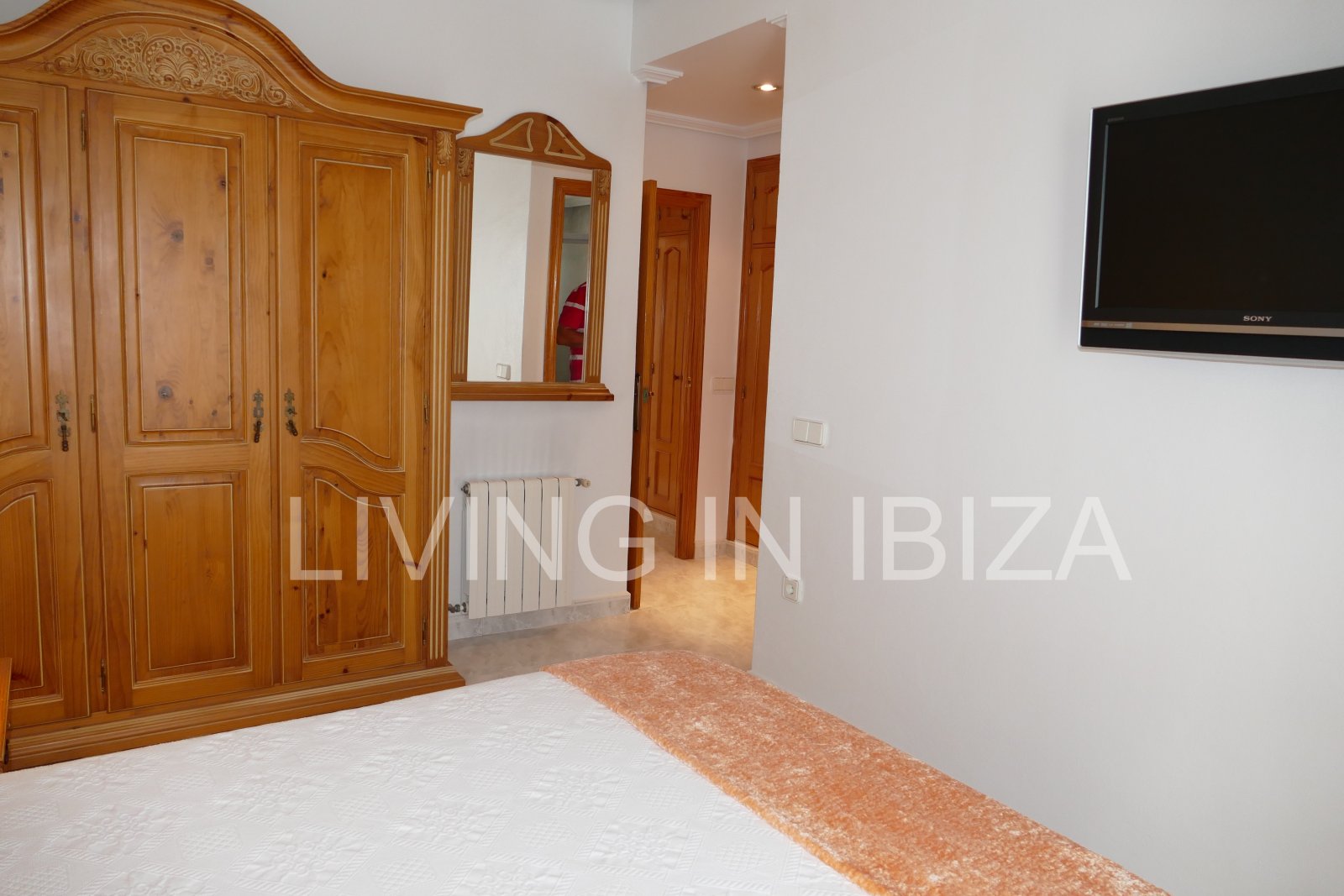 Se vende: Ático luminoso con dos terrazas y vistas de 360 grados en el centro de Santa Eulalia del Río, en Ibiza. Opcional: 1/2 plazas de aparcamiento