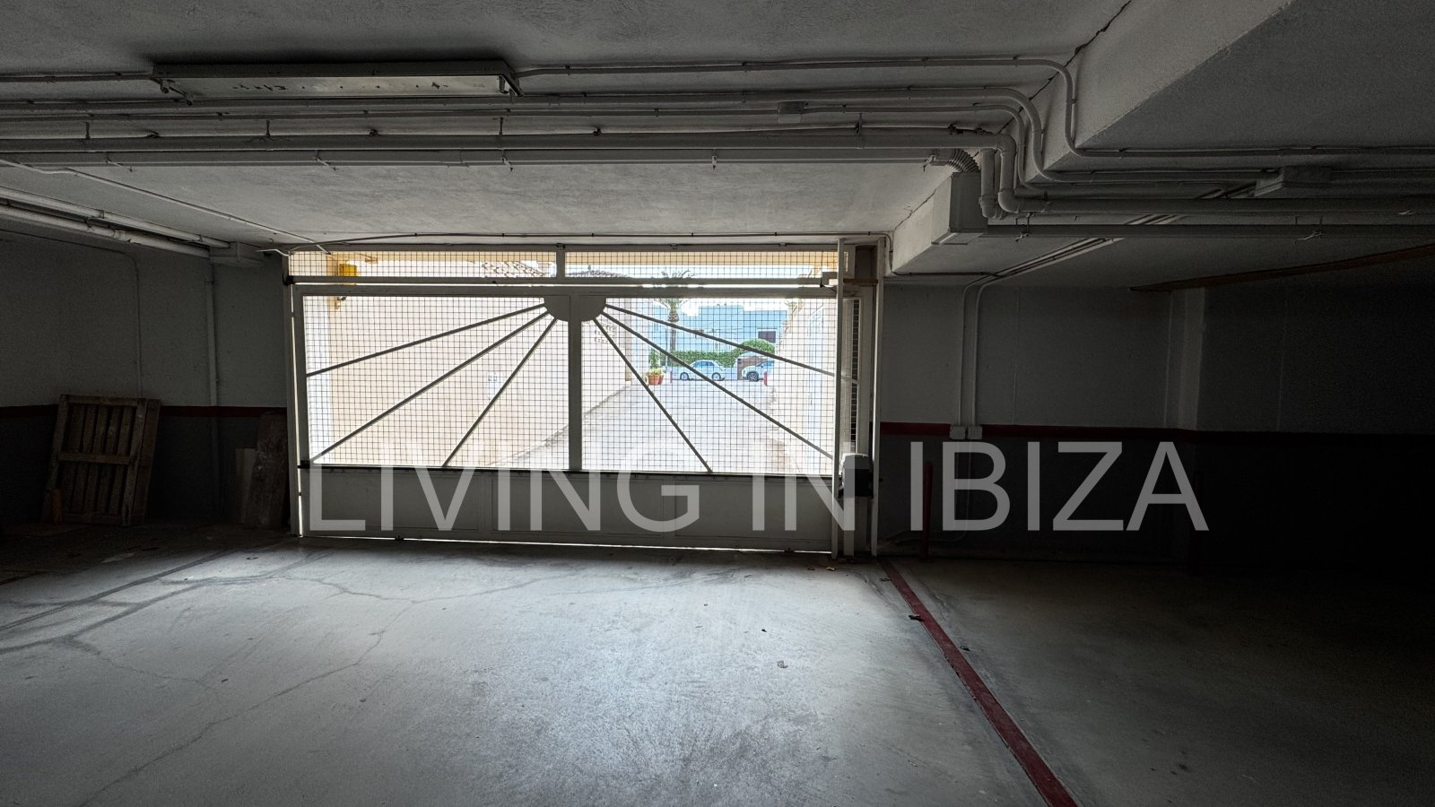 Se vende: Ático luminoso con dos terrazas y vistas de 360 grados en el centro de Santa Eulalia del Río, en Ibiza. Opcional: 1/2 plazas de aparcamiento