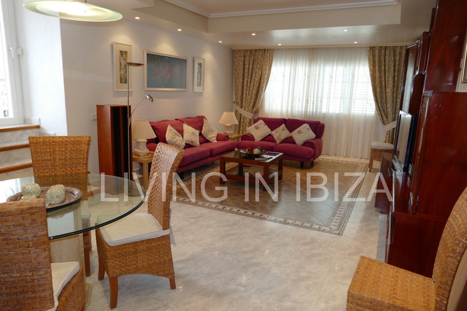 Se vende: Ático luminoso con dos terrazas y vistas de 360 grados en el centro de Santa Eulalia del Río, en Ibiza. Opcional: 1/2 plazas de aparcamiento