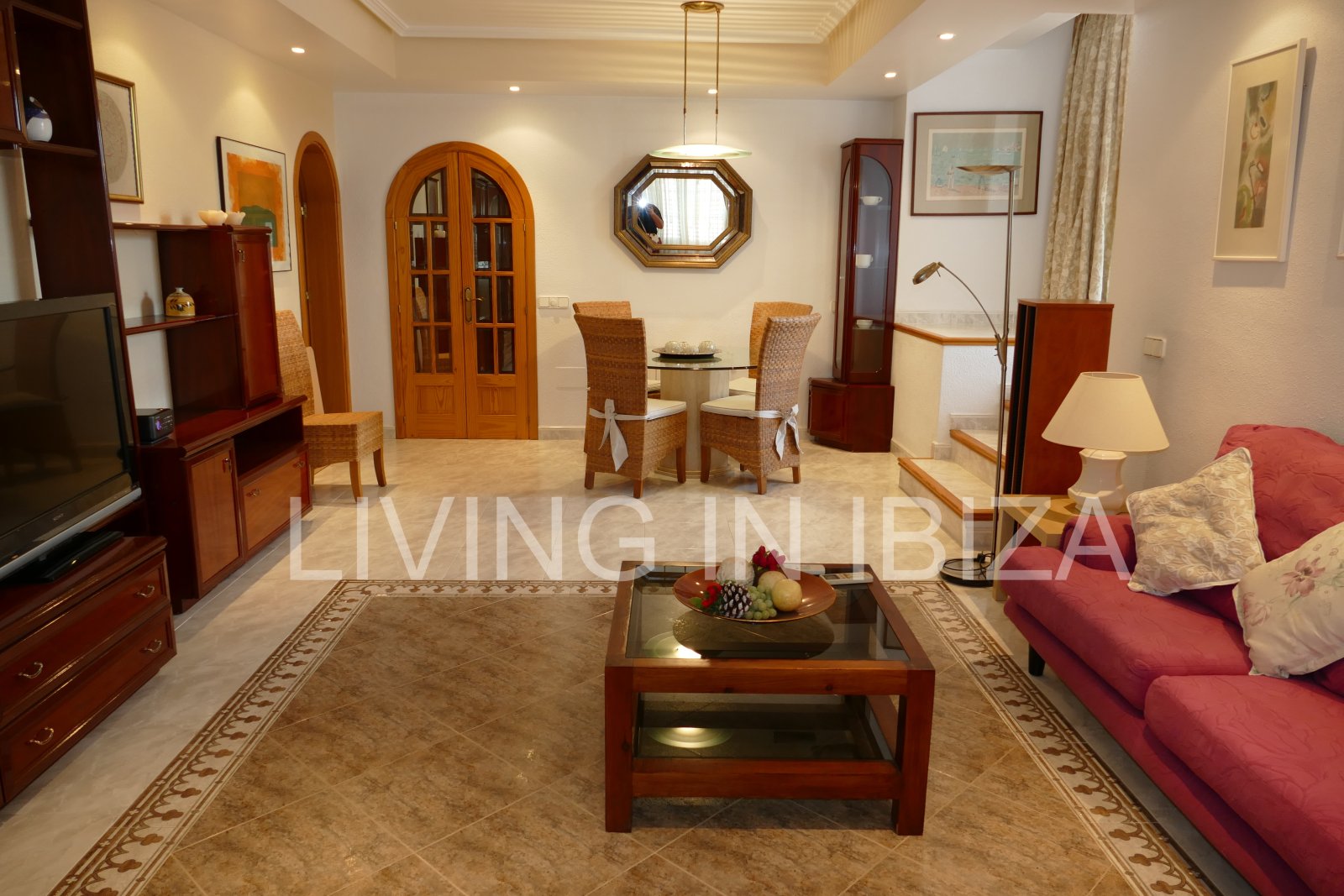 Se vende: Ático luminoso con dos terrazas y vistas de 360 grados en el centro de Santa Eulalia del Río, en Ibiza. Opcional: 1/2 plazas de aparcamiento