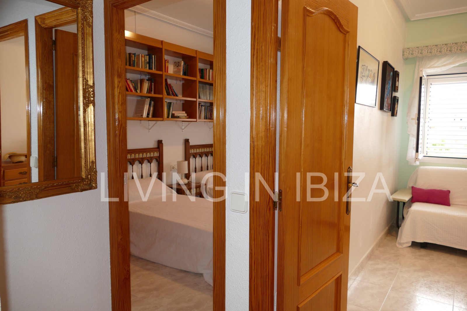 Se vende: Ático luminoso con dos terrazas y vistas de 360 grados en el centro de Santa Eulalia del Río, en Ibiza. Opcional: 1/2 plazas de aparcamiento