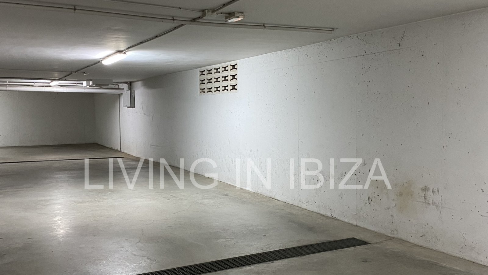Plaza de aparcamiento en alquiler – Edificio ubicado en la calle Sa Sequia de Mallorqui, Santa Eulalia del Río, Ibiza