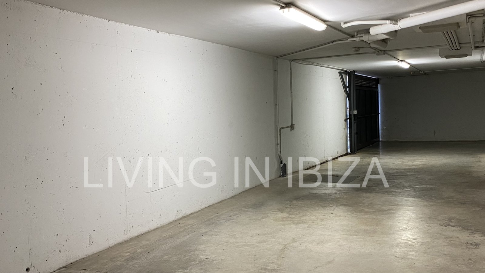 Plaza de aparcamiento en alquiler – Edificio ubicado en la calle Sa Sequia de Mallorqui, Santa Eulalia del Río, Ibiza