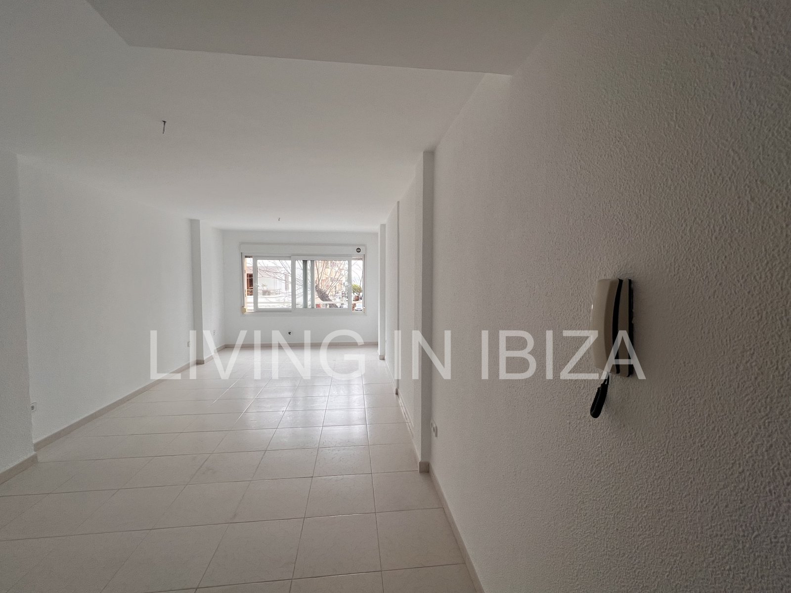 Se alquila. OFICINA LUMINOSA EN ALQUILER ANUAL EN EL CENTRO DE SANTA EULALIA DEL RÍO (Ibiza) – VISTAS AL MAR. Ubicada a 200 metros del Paseo Marítimo.