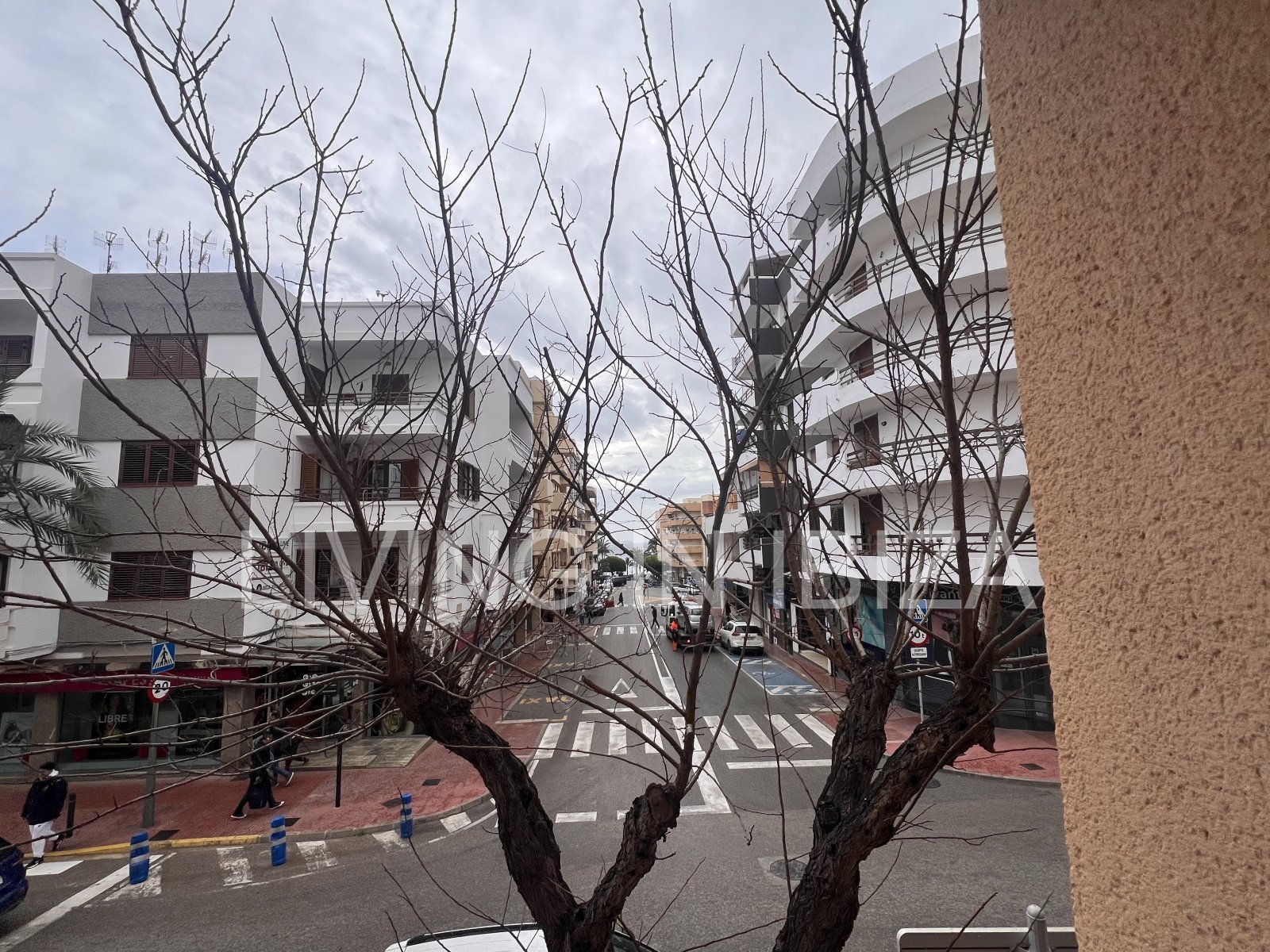 Se alquila. OFICINA LUMINOSA EN ALQUILER ANUAL EN EL CENTRO DE SANTA EULALIA DEL RÍO (Ibiza) – VISTAS AL MAR. Ubicada a 200 metros del Paseo Marítimo.