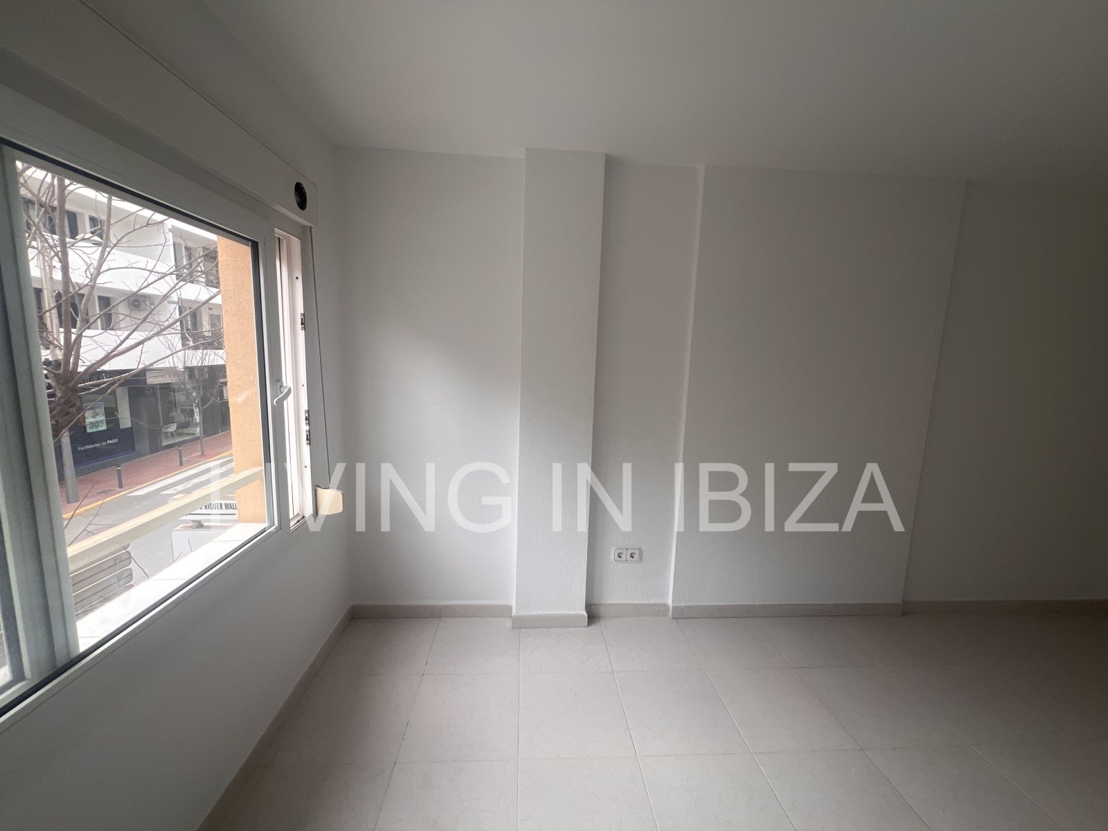 Se alquila. OFICINA LUMINOSA EN ALQUILER ANUAL EN EL CENTRO DE SANTA EULALIA DEL RÍO (Ibiza) – VISTAS AL MAR. Ubicada a 200 metros del Paseo Marítimo.