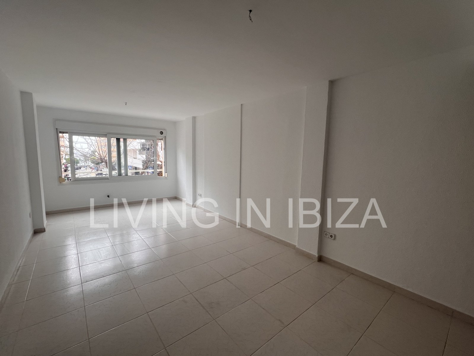 Se alquila. OFICINA LUMINOSA EN ALQUILER ANUAL EN EL CENTRO DE SANTA EULALIA DEL RÍO (Ibiza) – VISTAS AL MAR. Ubicada a 200 metros del Paseo Marítimo.