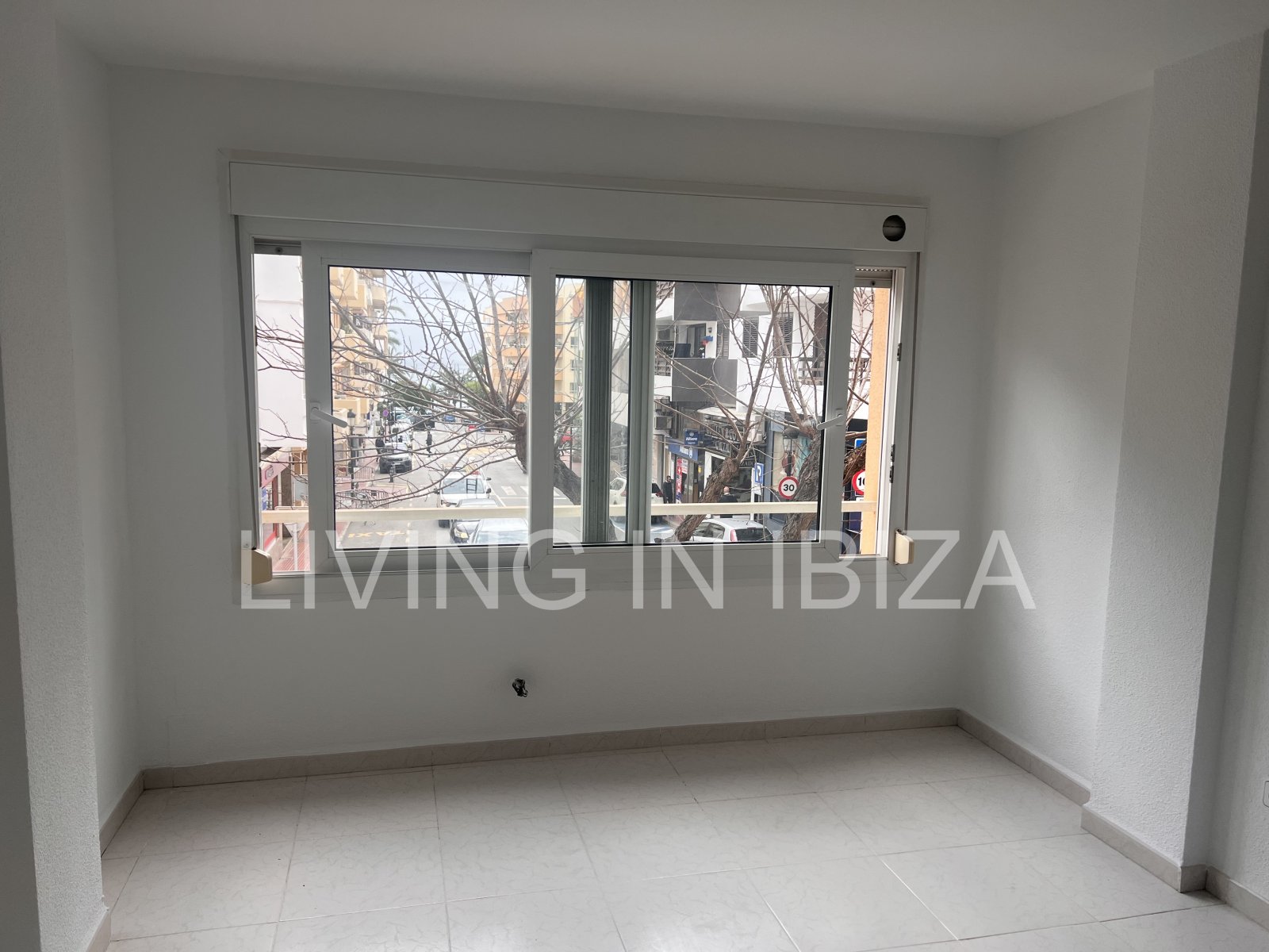 Se alquila. OFICINA LUMINOSA EN ALQUILER ANUAL EN EL CENTRO DE SANTA EULALIA DEL RÍO (Ibiza) – VISTAS AL MAR. Ubicada a 200 metros del Paseo Marítimo.