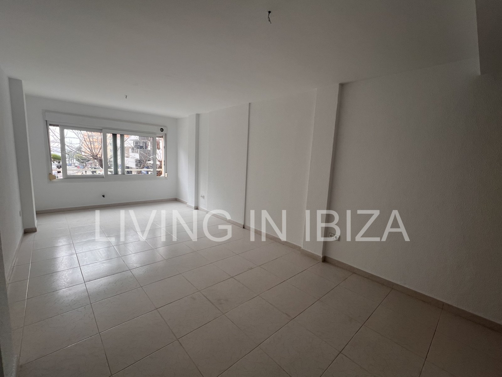 Se alquila. OFICINA LUMINOSA EN ALQUILER ANUAL EN EL CENTRO DE SANTA EULALIA DEL RÍO (Ibiza) – VISTAS AL MAR. Ubicada a 200 metros del Paseo Marítimo.