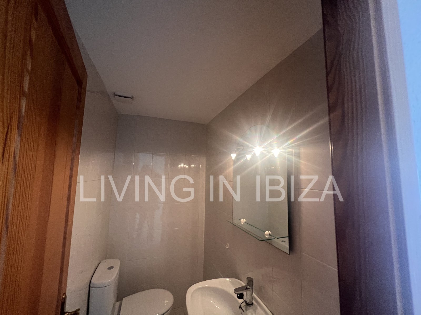 Se alquila. OFICINA LUMINOSA EN ALQUILER ANUAL EN EL CENTRO DE SANTA EULALIA DEL RÍO (Ibiza) – VISTAS AL MAR. Ubicada a 200 metros del Paseo Marítimo.