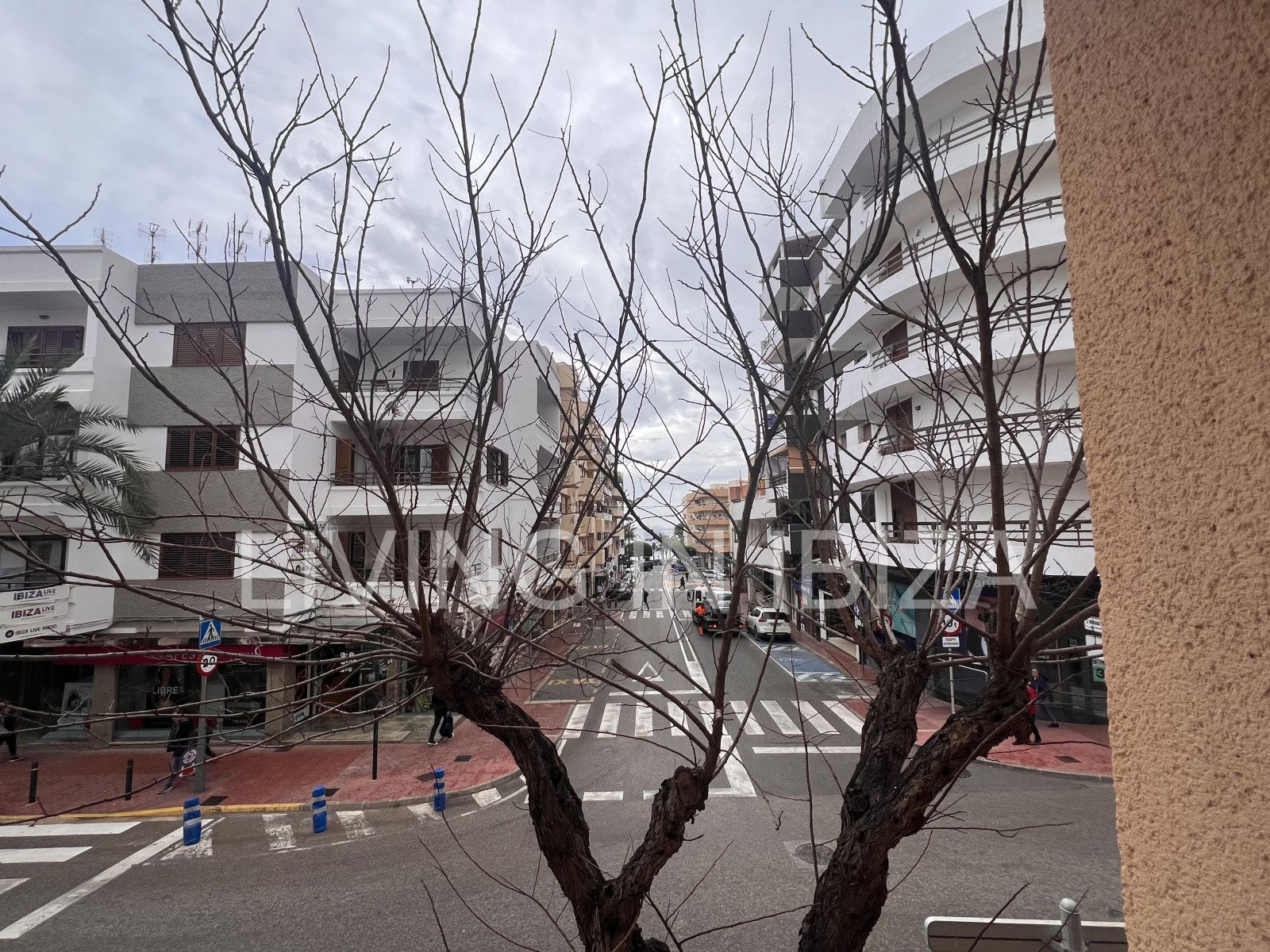 Se alquila. OFICINA LUMINOSA EN ALQUILER ANUAL EN EL CENTRO DE SANTA EULALIA DEL RÍO (Ibiza) – VISTAS AL MAR. Ubicada a 200 metros del Paseo Marítimo.