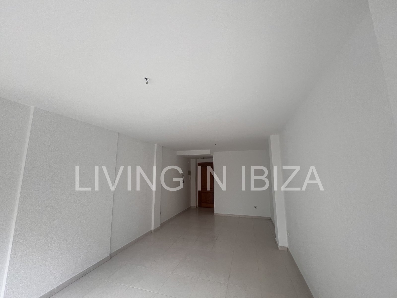 Se alquila. OFICINA LUMINOSA EN ALQUILER ANUAL EN EL CENTRO DE SANTA EULALIA DEL RÍO (Ibiza) – VISTAS AL MAR. Ubicada a 200 metros del Paseo Marítimo.