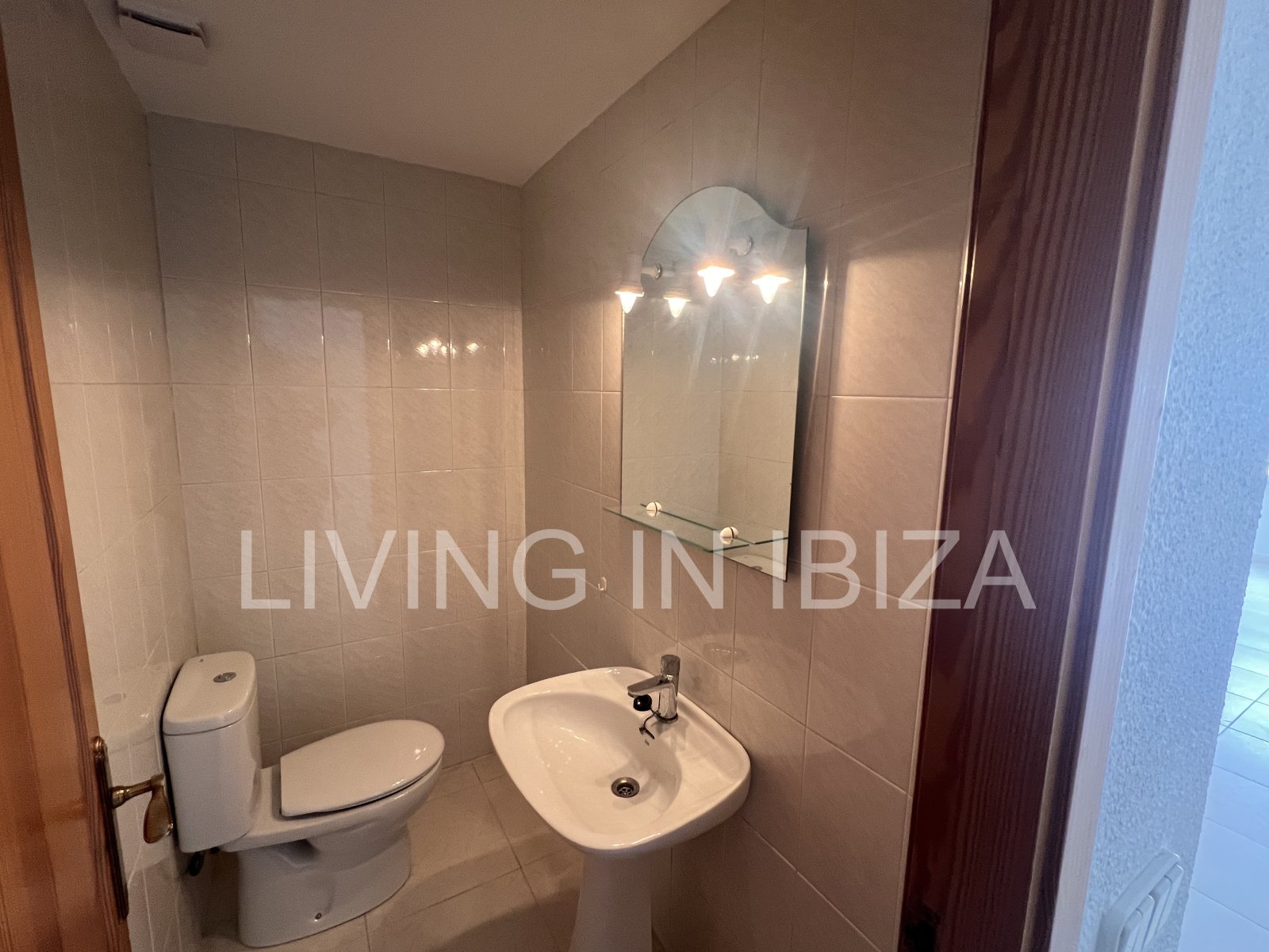 Se alquila. OFICINA LUMINOSA EN ALQUILER ANUAL EN EL CENTRO DE SANTA EULALIA DEL RÍO (Ibiza) – VISTAS AL MAR. Ubicada a 200 metros del Paseo Marítimo.