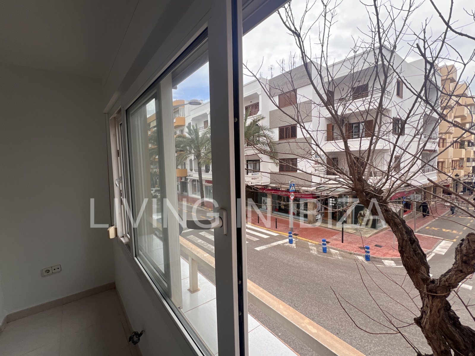 Se alquila. OFICINA LUMINOSA EN ALQUILER ANUAL EN EL CENTRO DE SANTA EULALIA DEL RÍO (Ibiza) – VISTAS AL MAR. Ubicada a 200 metros del Paseo Marítimo.