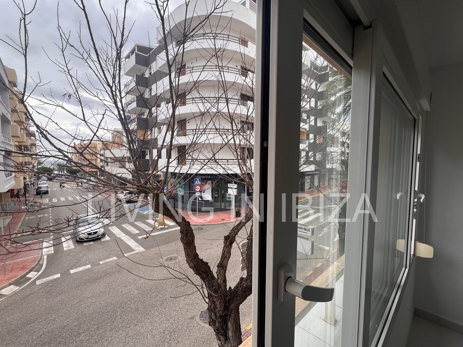 Se alquila. OFICINA LUMINOSA EN ALQUILER ANUAL EN EL CENTRO DE SANTA EULALIA DEL RÍO (Ibiza) – VISTAS AL MAR. Ubicada a 200 metros del Paseo Marítimo.