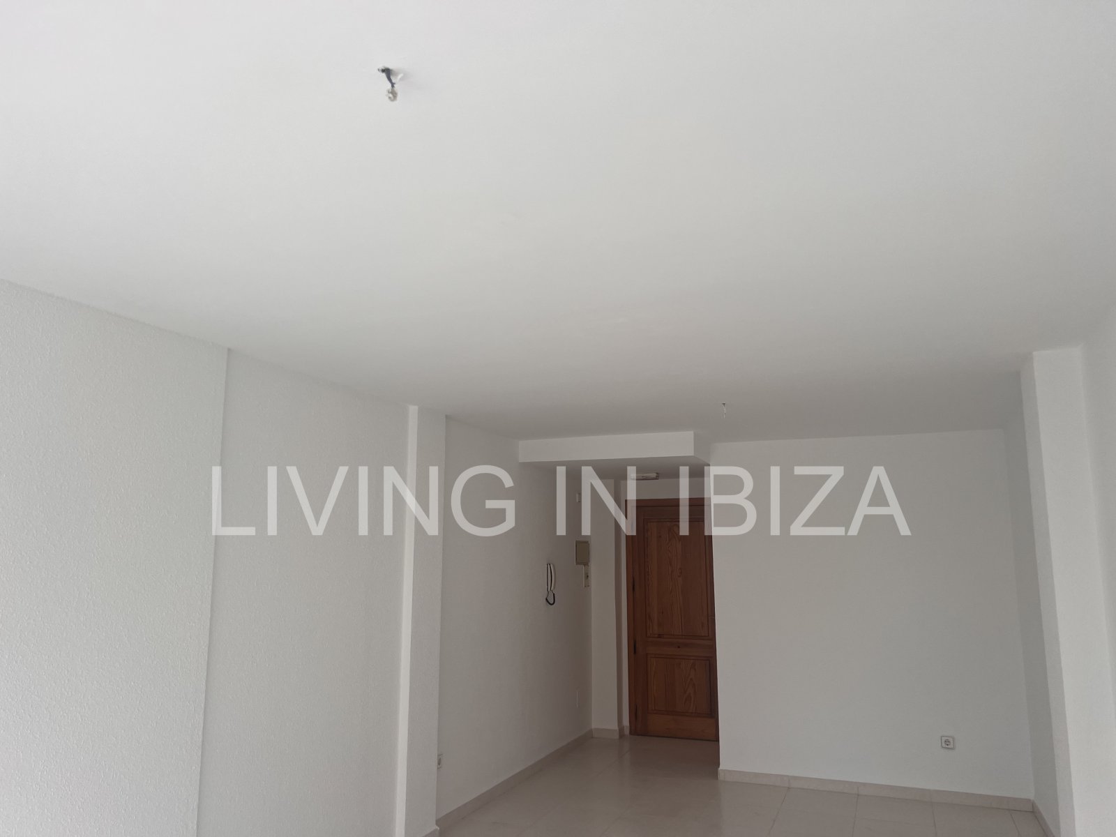 Se alquila. OFICINA LUMINOSA EN ALQUILER ANUAL EN EL CENTRO DE SANTA EULALIA DEL RÍO (Ibiza) – VISTAS AL MAR. Ubicada a 200 metros del Paseo Marítimo.