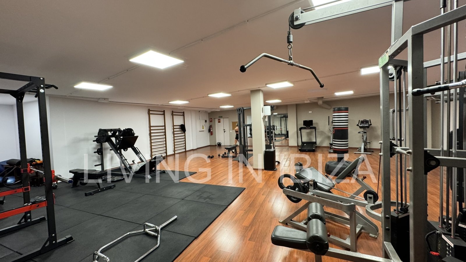 Se vende: Apartamento en Roca Llisa, Ibiza, con gran terraza soleada, dos dormitorios, piscina y plaza de aparcamiento.