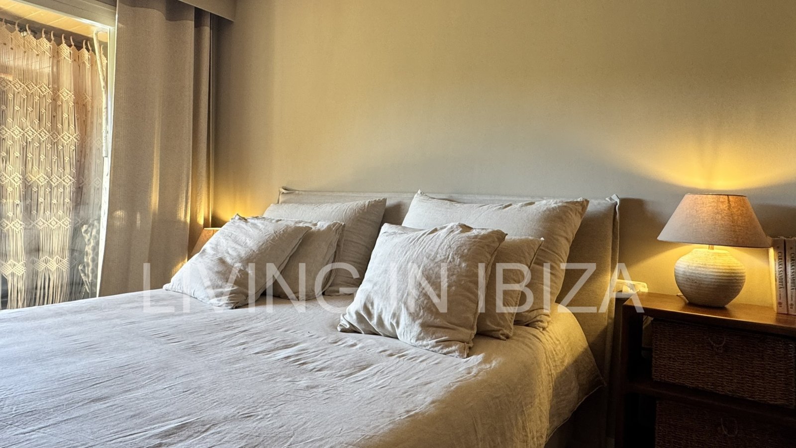 Se vende: Apartamento en Roca Llisa, Ibiza, con gran terraza soleada, dos dormitorios, piscina y plaza de aparcamiento.