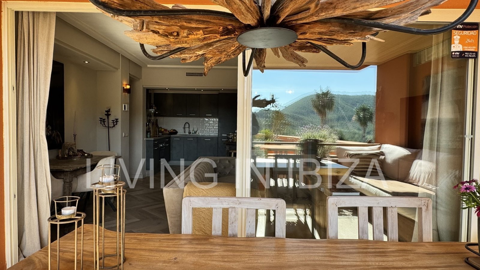 Se vende: Apartamento en Roca Llisa, Ibiza, con gran terraza soleada, dos dormitorios, piscina y plaza de aparcamiento.