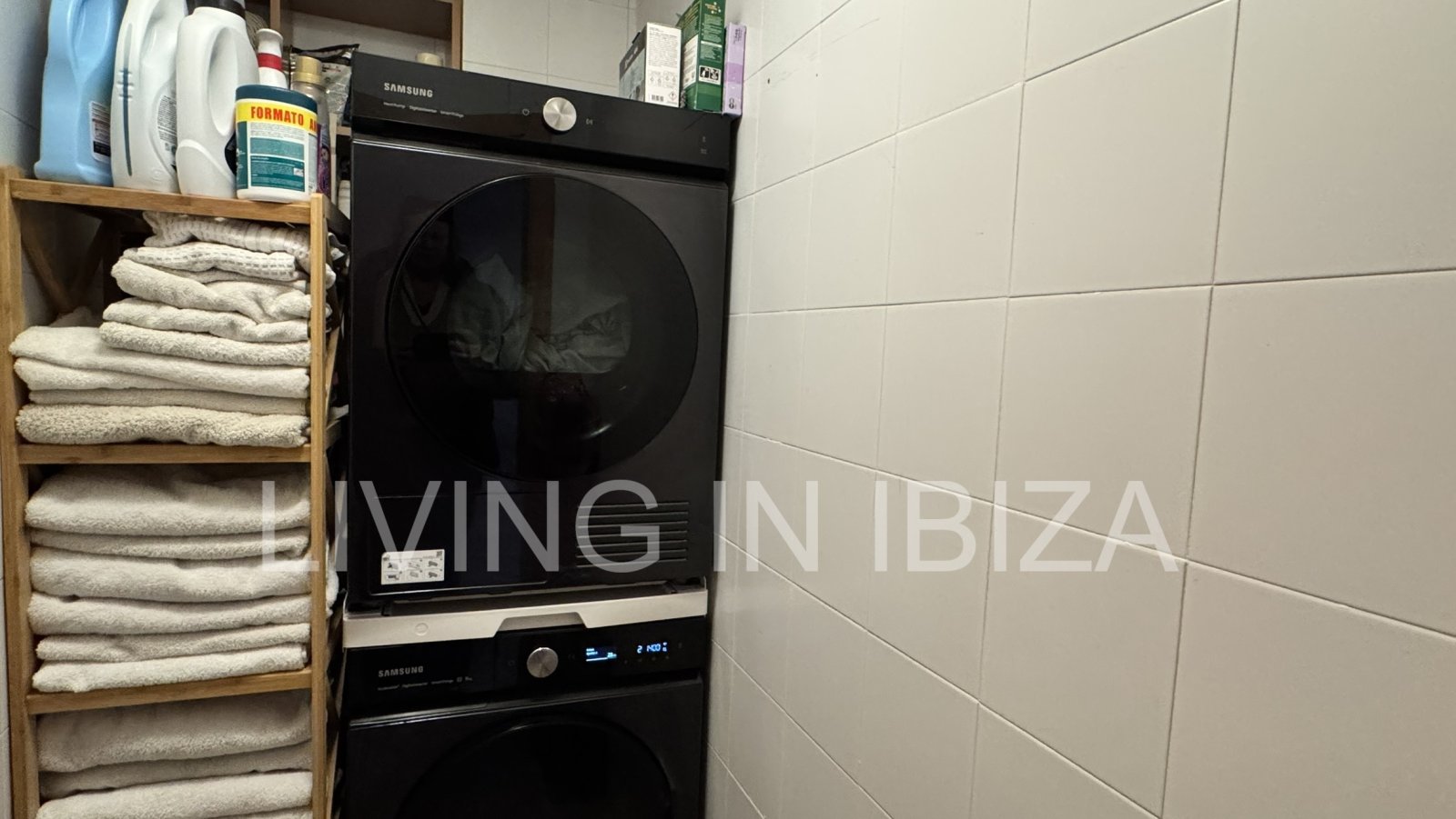 Se vende: Apartamento en Roca Llisa, Ibiza, con gran terraza soleada, dos dormitorios, piscina y plaza de aparcamiento.