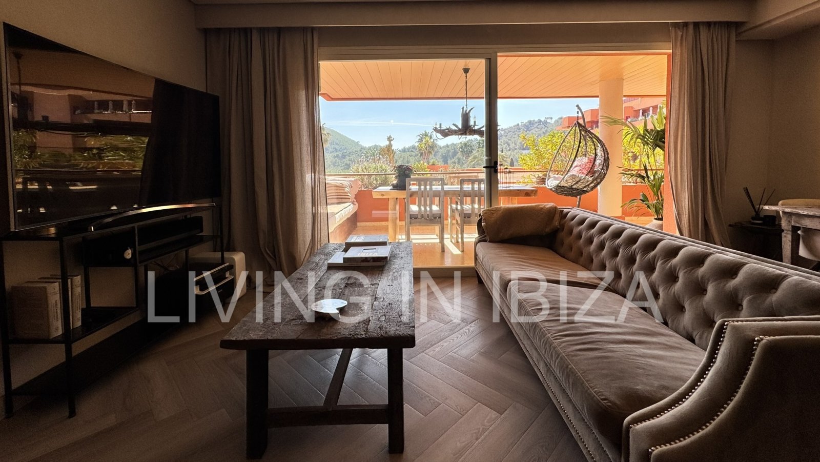Se vende: Apartamento en Roca Llisa, Ibiza, con gran terraza soleada, dos dormitorios, piscina y plaza de aparcamiento.