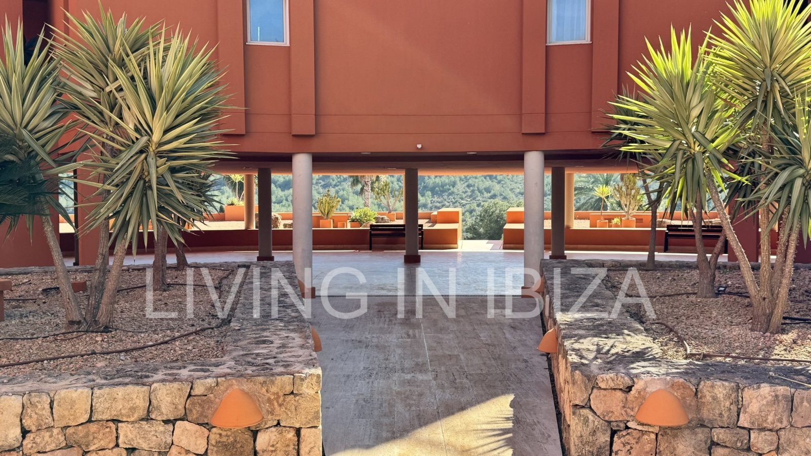 Se vende: Apartamento en Roca Llisa, Ibiza, con gran terraza soleada, dos dormitorios, piscina y plaza de aparcamiento.