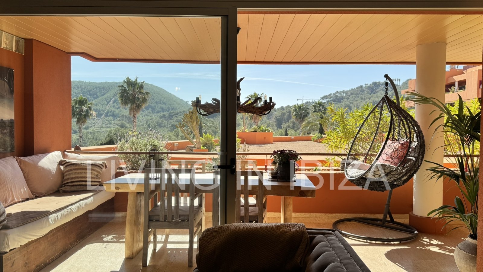 Se vende: Apartamento en Roca Llisa, Ibiza, con gran terraza soleada, dos dormitorios, piscina y plaza de aparcamiento.