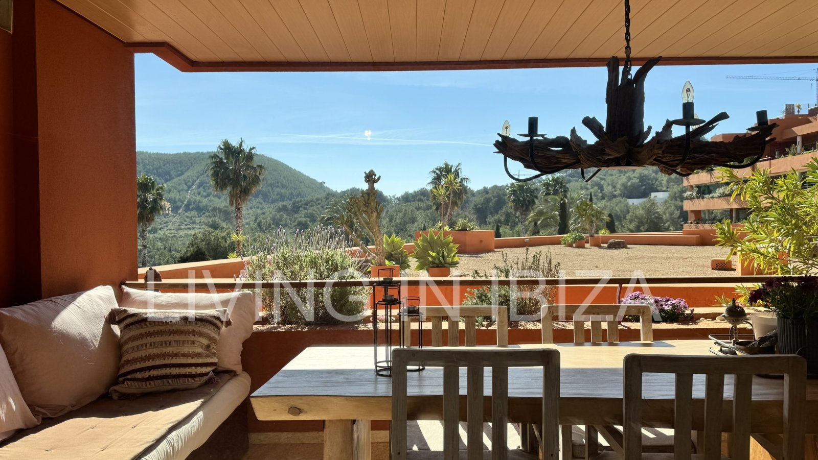 Se vende: Apartamento en Roca Llisa, Ibiza, con gran terraza soleada, dos dormitorios, piscina y plaza de aparcamiento.