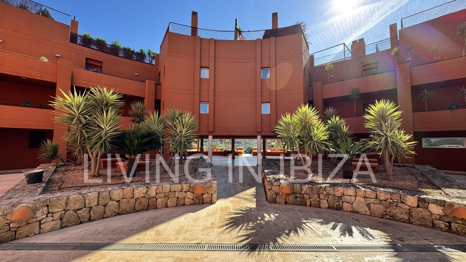 Se vende: Apartamento en Roca Llisa, Ibiza, con gran terraza soleada, dos dormitorios, piscina y plaza de aparcamiento.