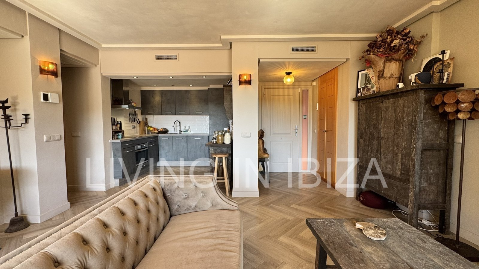 Se vende: Apartamento en Roca Llisa, Ibiza, con gran terraza soleada, dos dormitorios, piscina y plaza de aparcamiento.