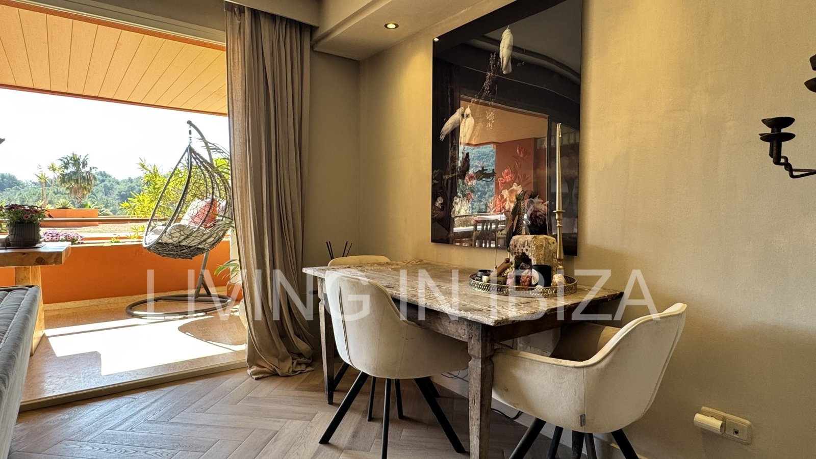 Se vende: Apartamento en Roca Llisa, Ibiza, con gran terraza soleada, dos dormitorios, piscina y plaza de aparcamiento.