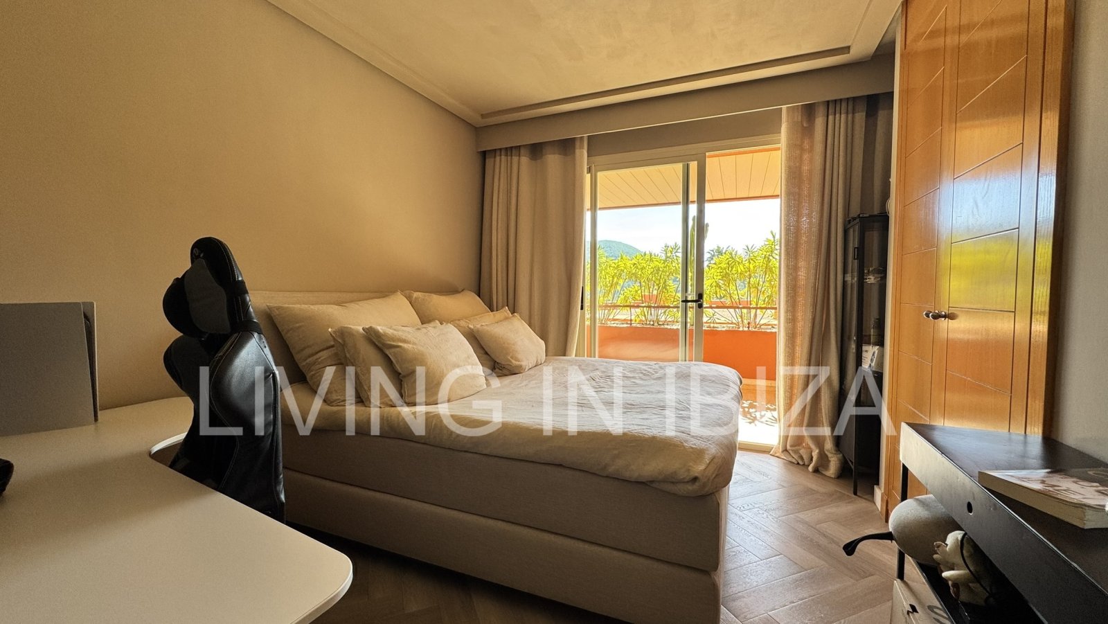 Se vende: Apartamento en Roca Llisa, Ibiza, con gran terraza soleada, dos dormitorios, piscina y plaza de aparcamiento.