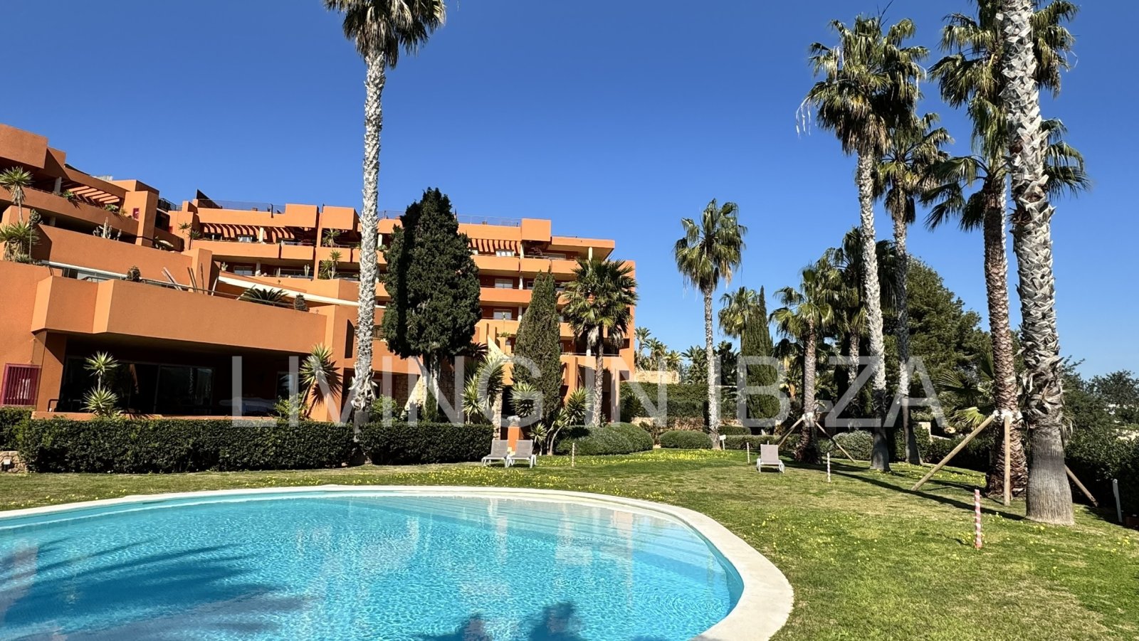 Se vende: Apartamento en Roca Llisa, Ibiza, con gran terraza soleada, dos dormitorios, piscina y plaza de aparcamiento.