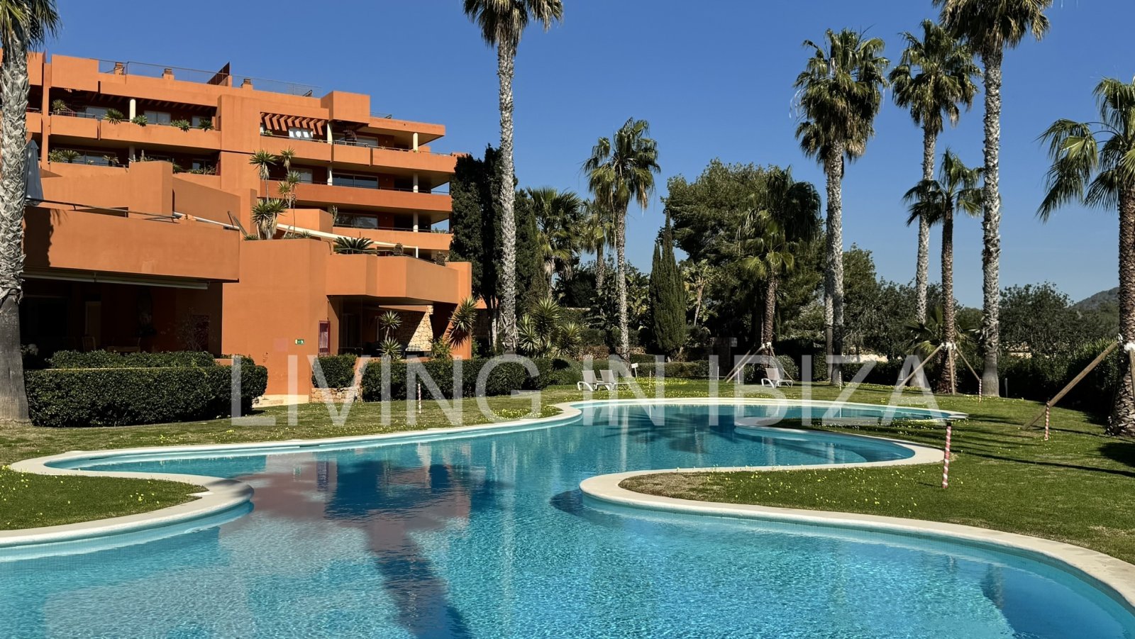 Se vende: Apartamento en Roca Llisa, Ibiza, con gran terraza soleada, dos dormitorios, piscina y plaza de aparcamiento.