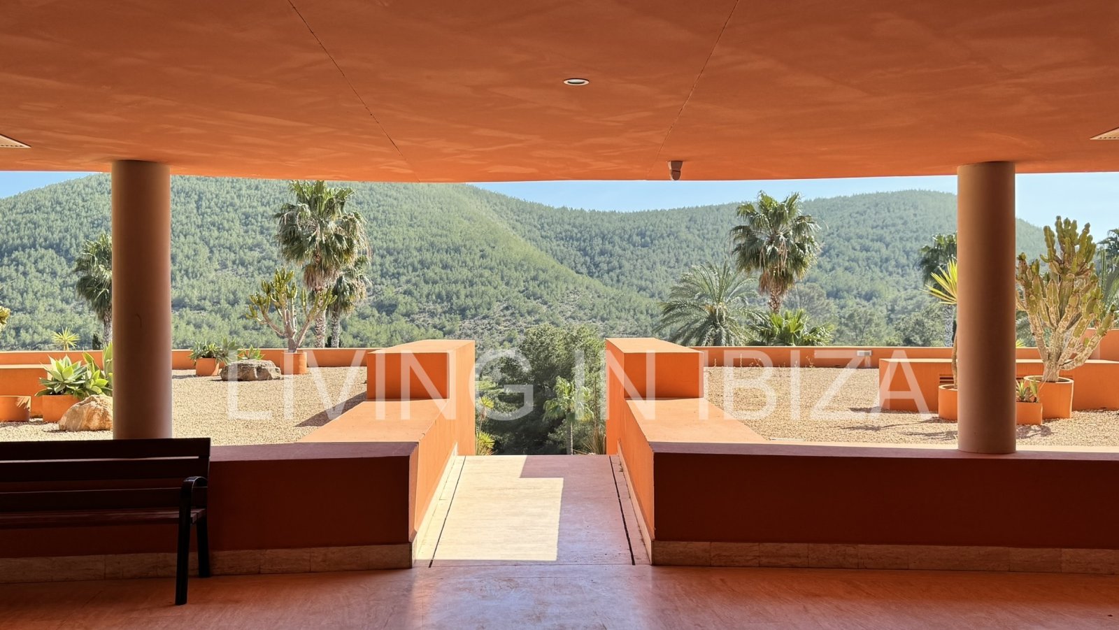 Se vende: Apartamento en Roca Llisa, Ibiza, con gran terraza soleada, dos dormitorios, piscina y plaza de aparcamiento.