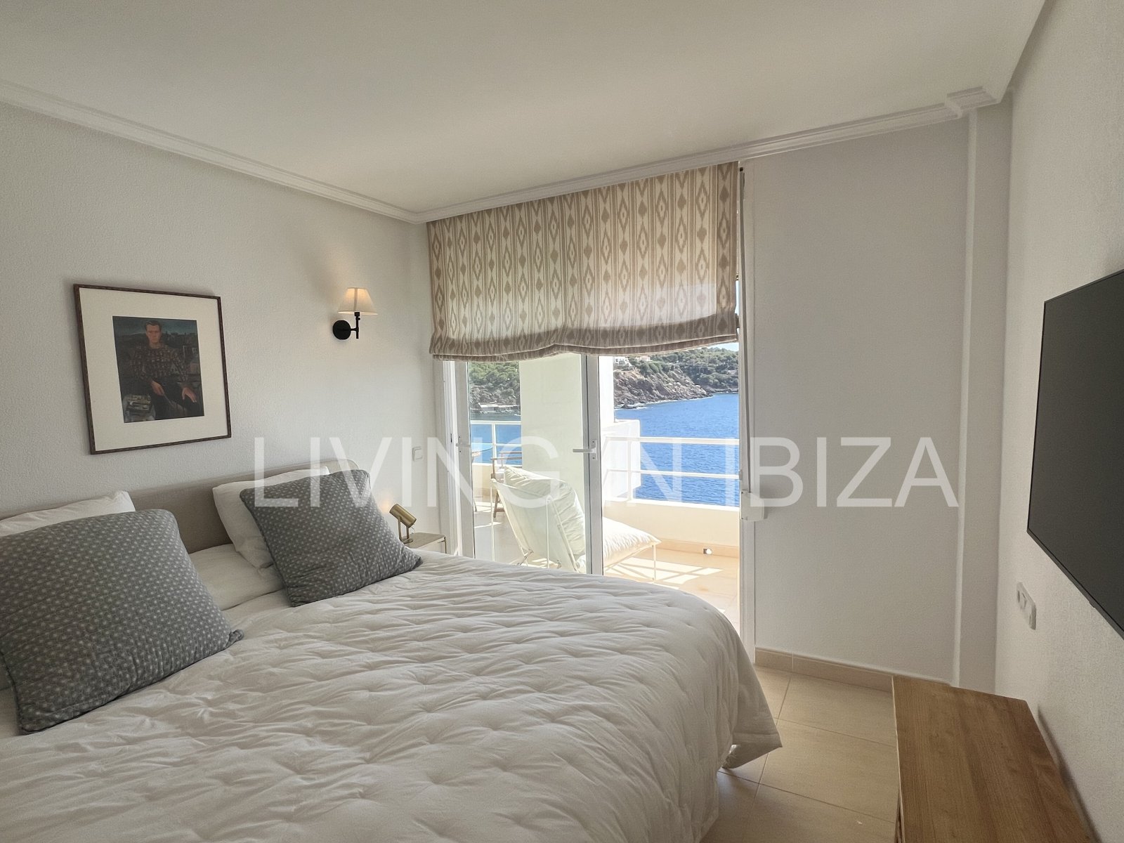 Exquisito apartamento a la venta, con vistas a la bahía de Cala Llenya, en la isla de Ibiza. Imperdible
