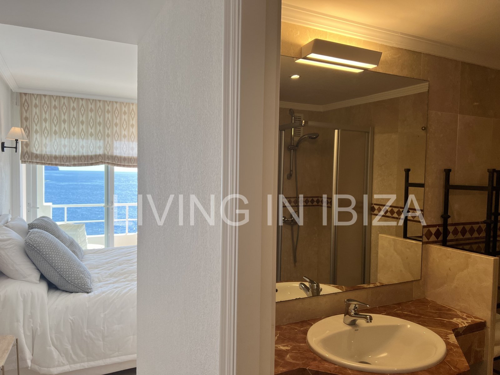 Exquisito apartamento a la venta, con vistas a la bahía de Cala Llenya, en la isla de Ibiza. Imperdible