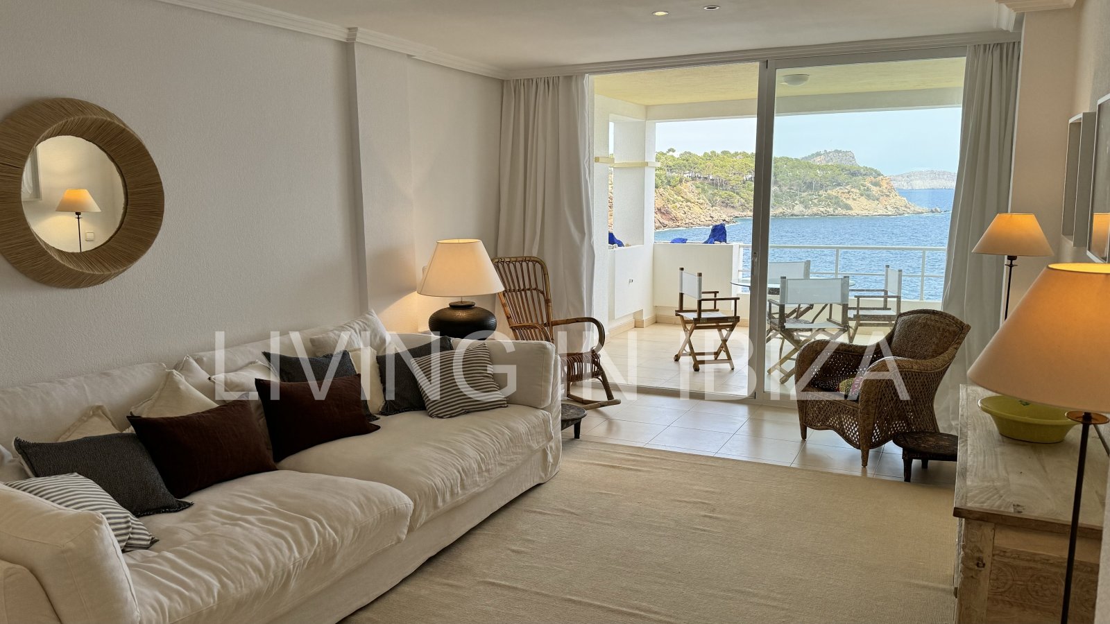 Exquisito apartamento a la venta, con vistas a la bahía de Cala Llenya, en la isla de Ibiza. Imperdible