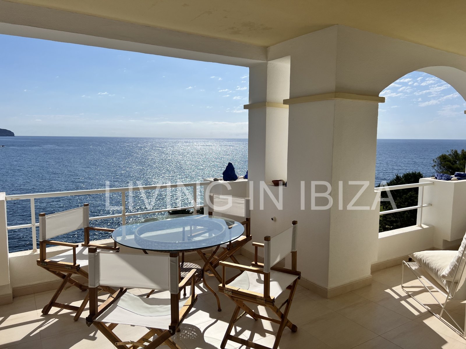 Exquisito apartamento a la venta, con vistas a la bahía de Cala Llenya, en la isla de Ibiza. Imperdible