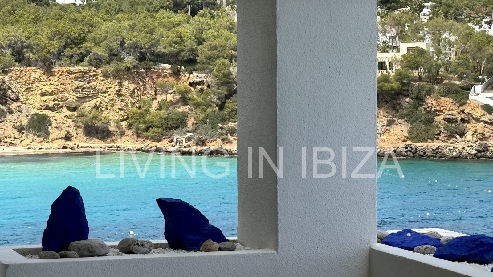 Exquisito apartamento a la venta, con vistas a la bahía de Cala Llenya, en la isla de Ibiza. Imperdible