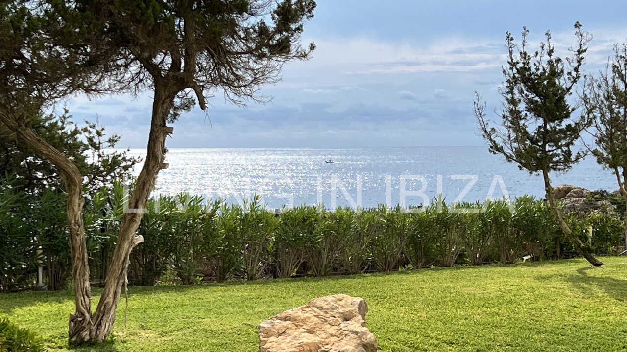 Exquisito apartamento a la venta, con vistas a la bahía de Cala Llenya, en la isla de Ibiza. Imperdible