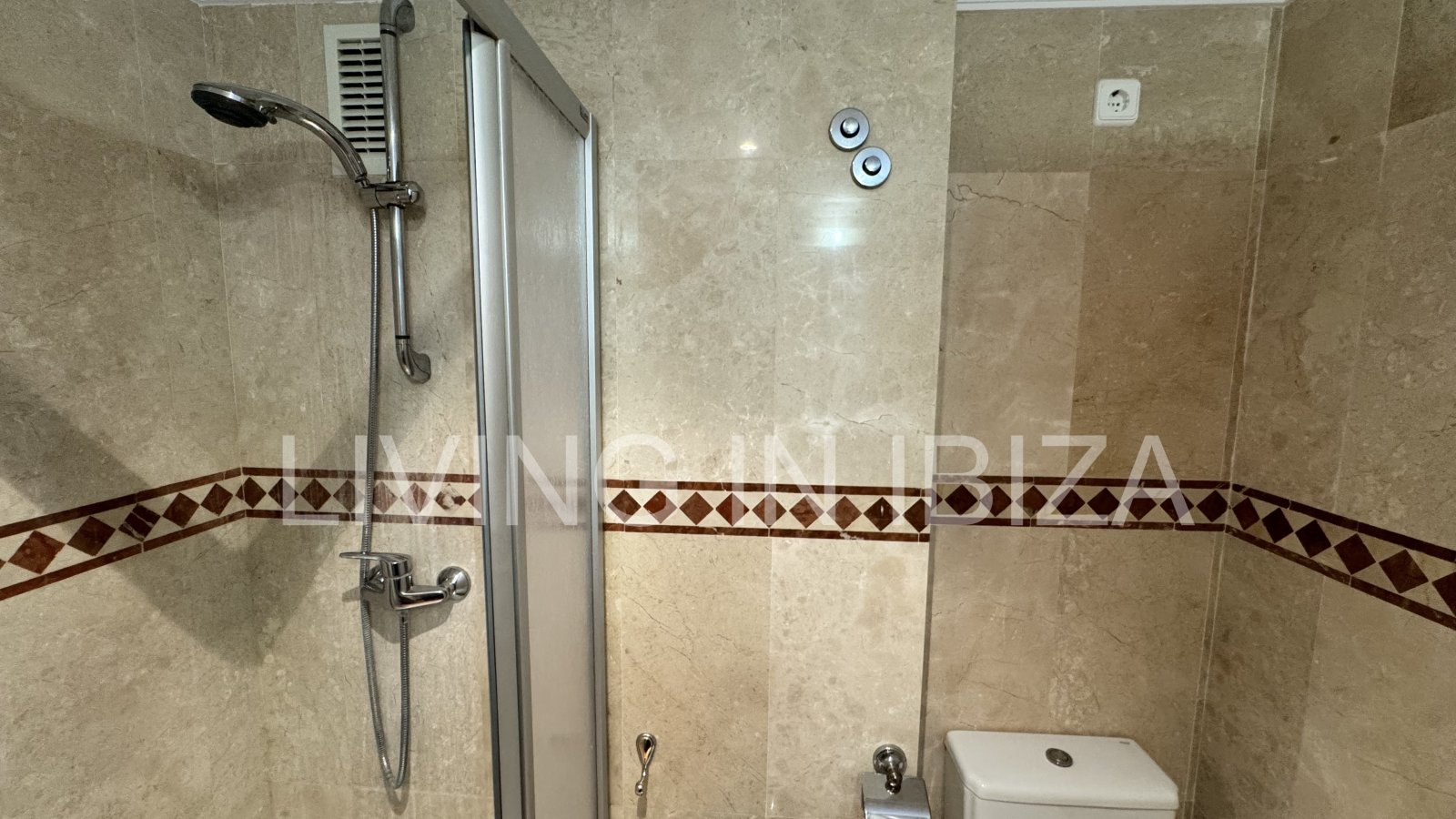 Exquisito apartamento a la venta, con vistas a la bahía de Cala Llenya, en la isla de Ibiza. Imperdible