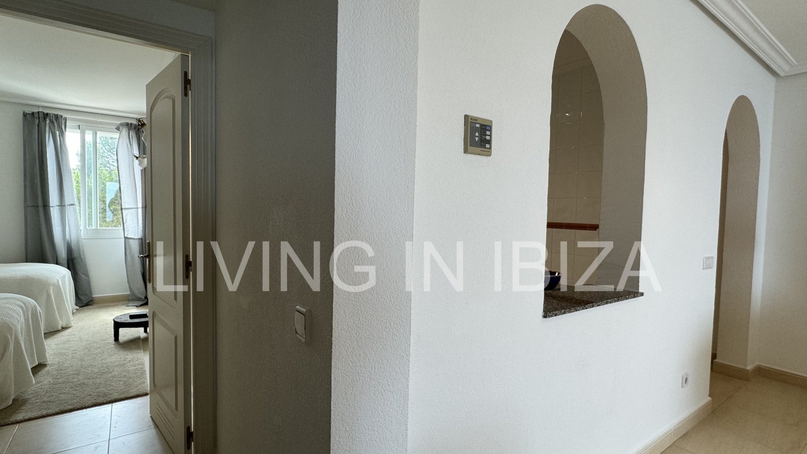 Exquisito apartamento a la venta, con vistas a la bahía de Cala Llenya, en la isla de Ibiza. Imperdible