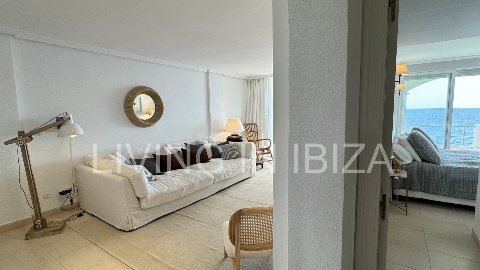 Exquisito apartamento a la venta, con vistas a la bahía de Cala Llenya, en la isla de Ibiza. Imperdible