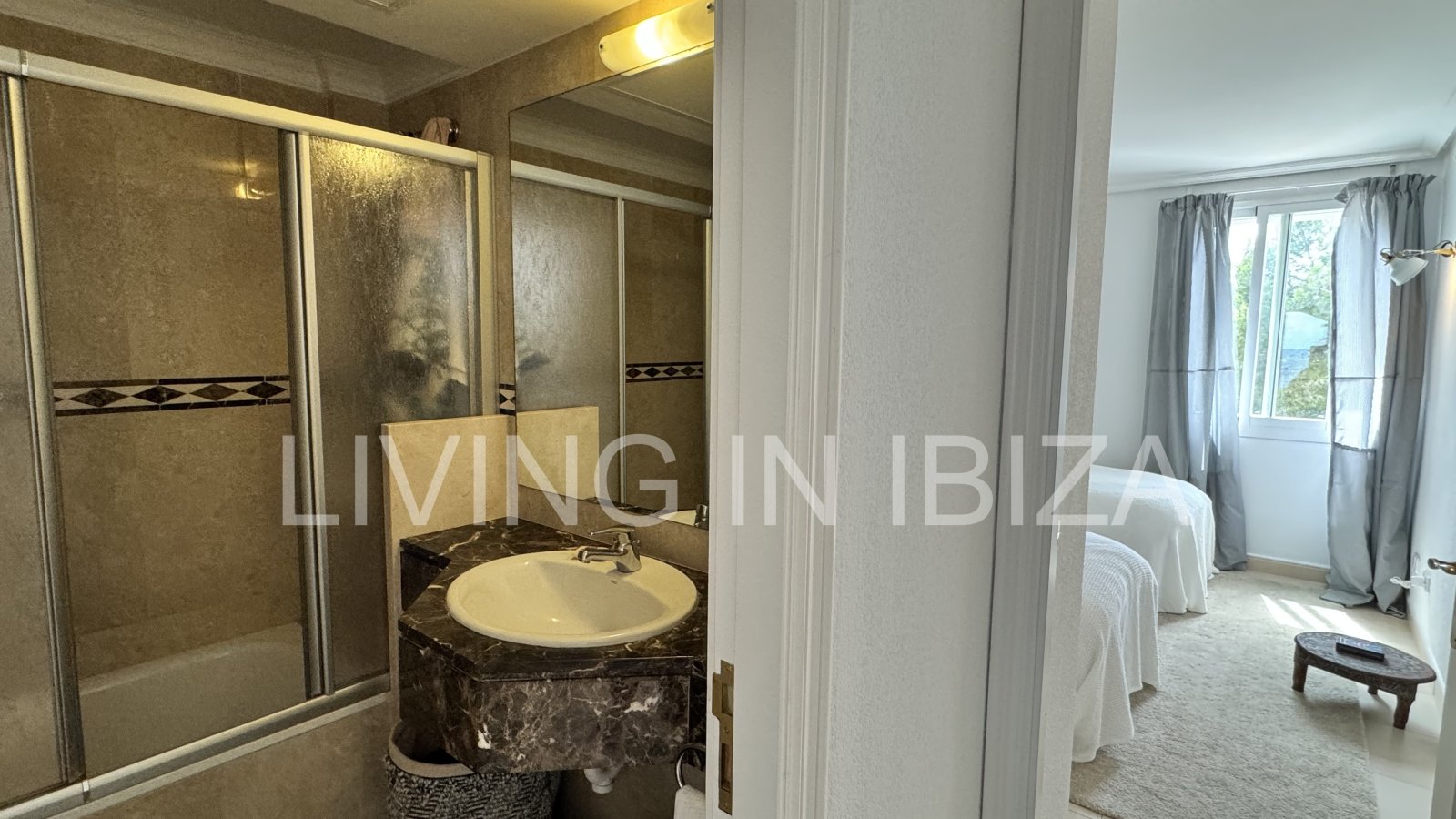 Exquisito apartamento a la venta, con vistas a la bahía de Cala Llenya, en la isla de Ibiza. Imperdible