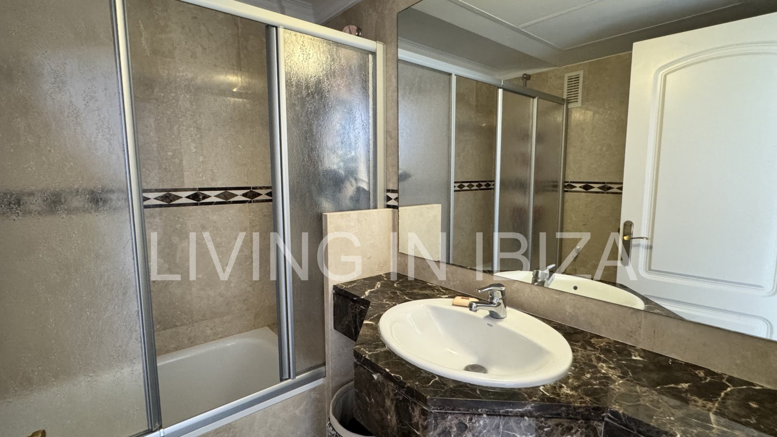 Exquisito apartamento a la venta, con vistas a la bahía de Cala Llenya, en la isla de Ibiza. Imperdible