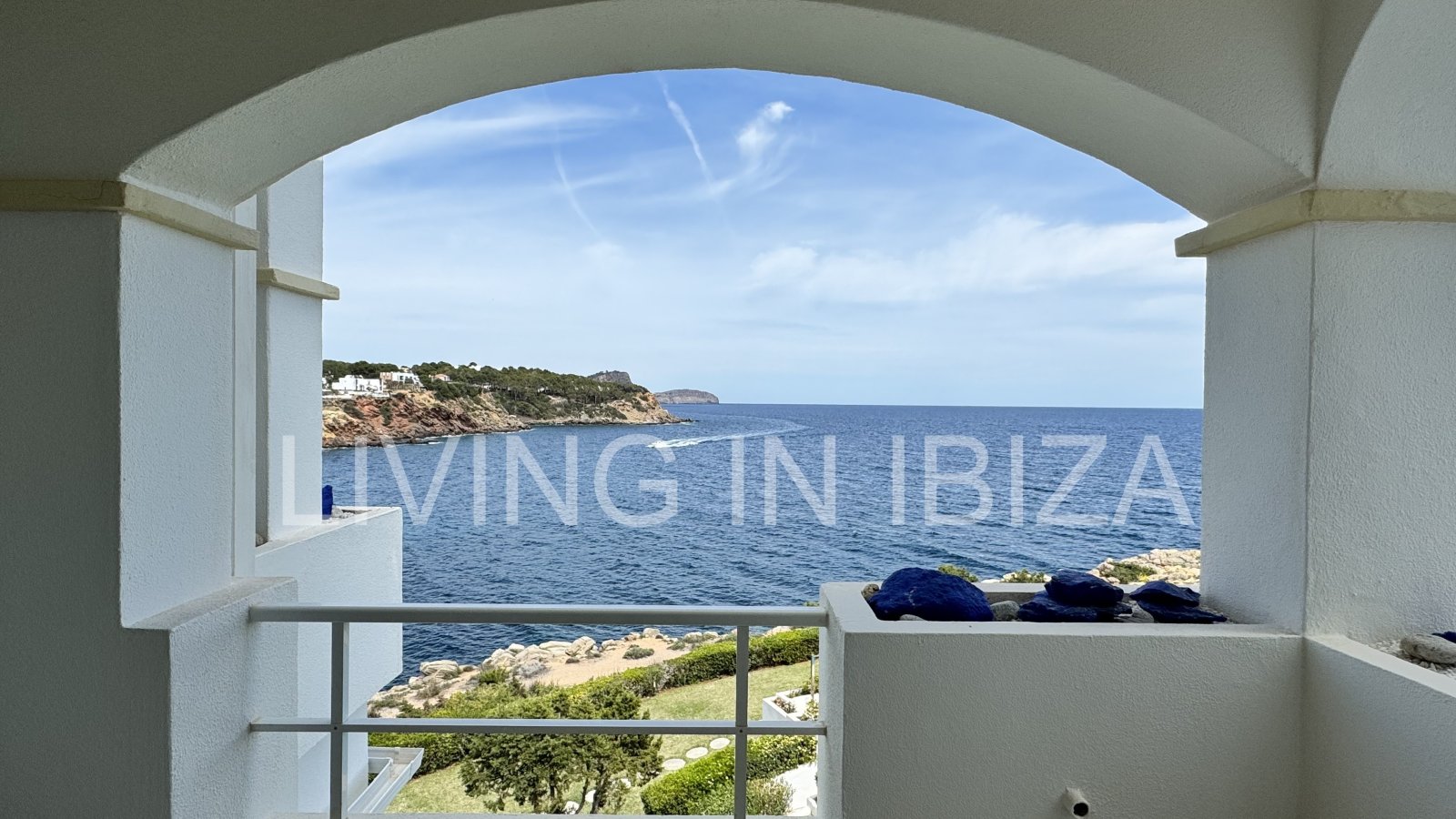 Exquisito apartamento a la venta, con vistas a la bahía de Cala Llenya, en la isla de Ibiza. Imperdible