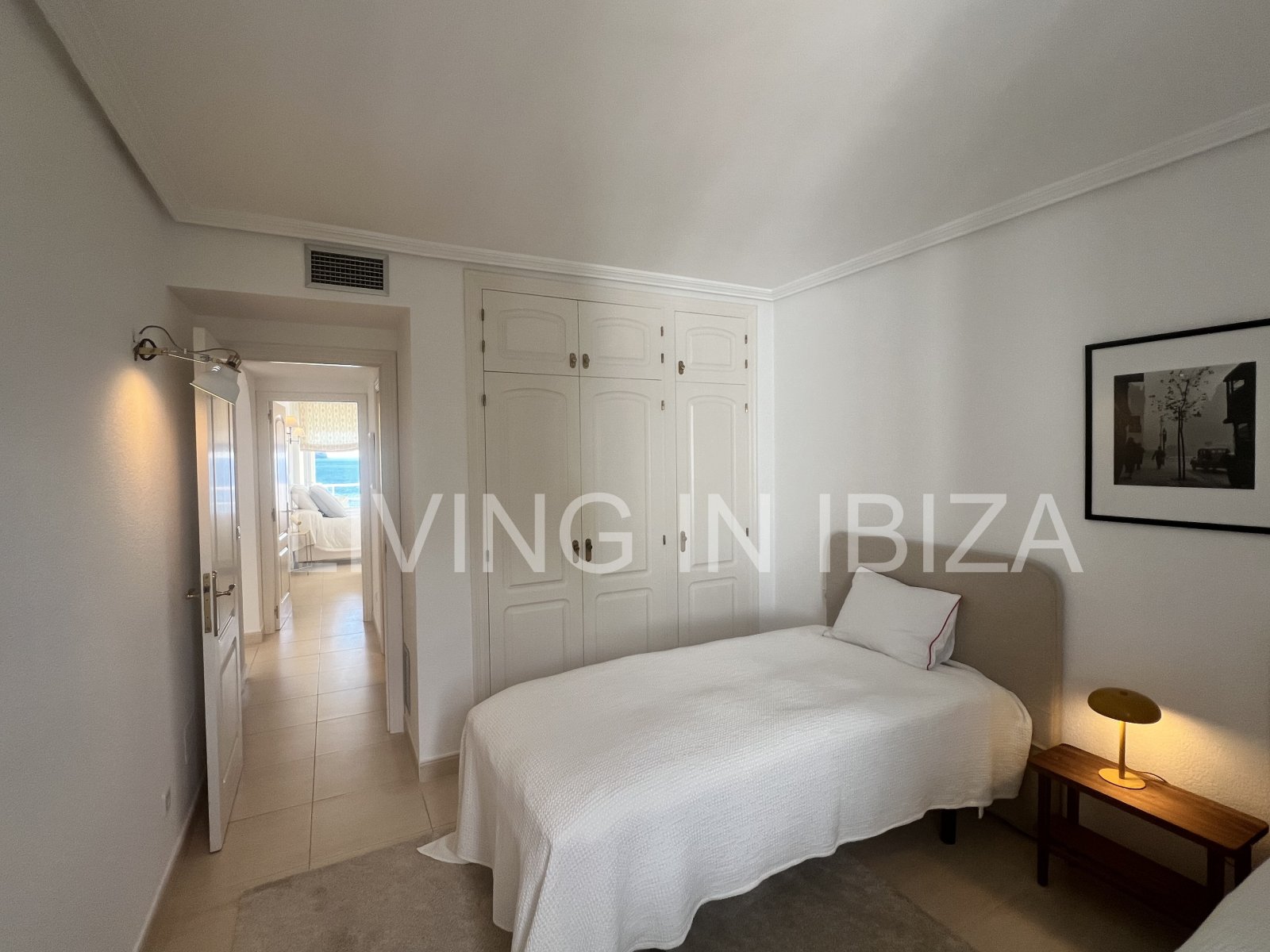 Exquisito apartamento a la venta, con vistas a la bahía de Cala Llenya, en la isla de Ibiza. Imperdible